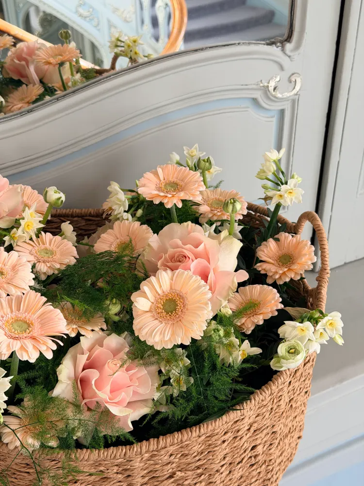 Lush mixed gerbera, rose and daisy garden arrangement in woven basket — Floritta