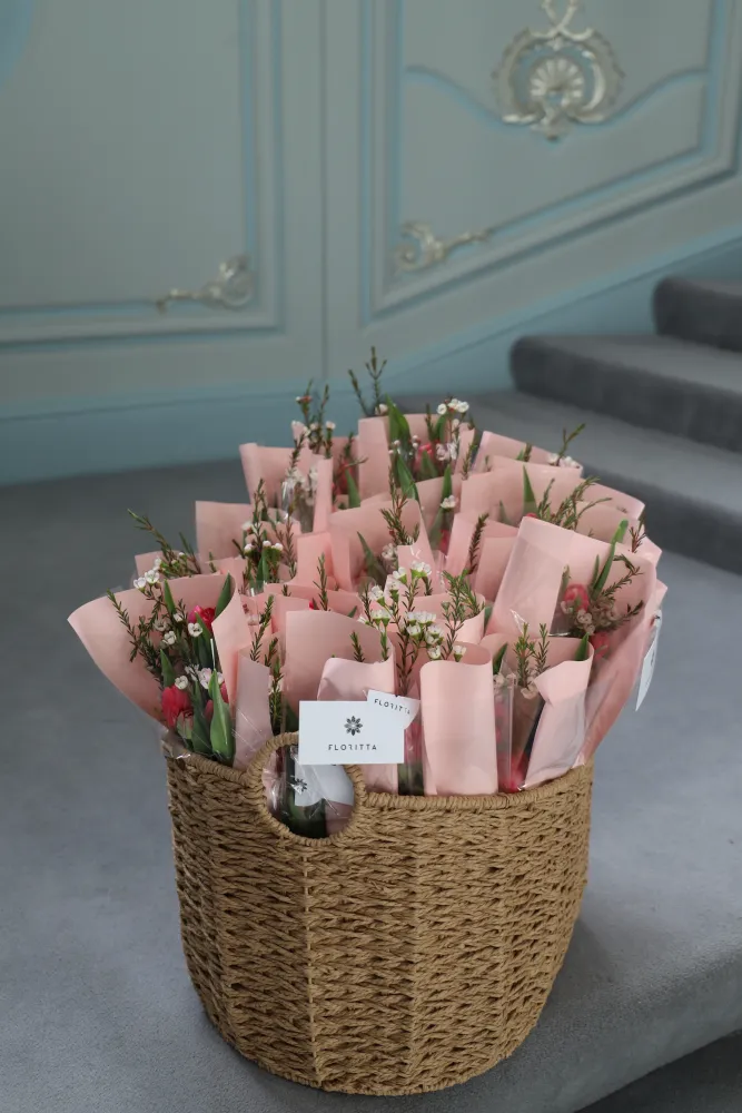 Peach romance event suite (mantelpiece arrangement, 6 floral vases, 15 mini bouquets and 1 floral basket)