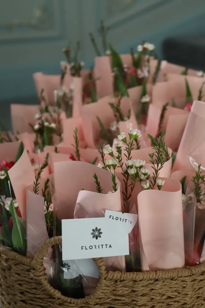 Peach romance event suite (mantelpiece arrangement, 6 floral vases, 15 mini bouquets and 1 floral basket)