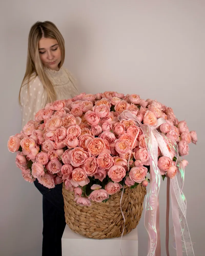 Lush pink and peach garden roses in woven seagrass basket — Floritta