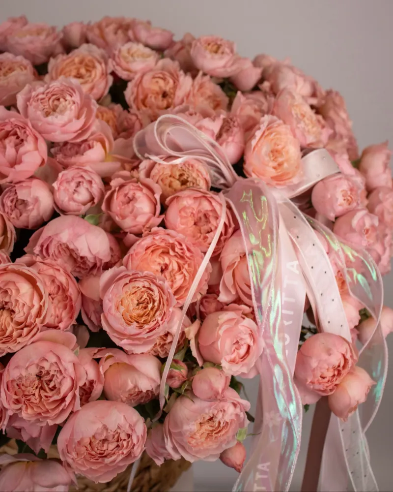 Abundant garden roses and peonies in soft pink and peach tones — Floritta