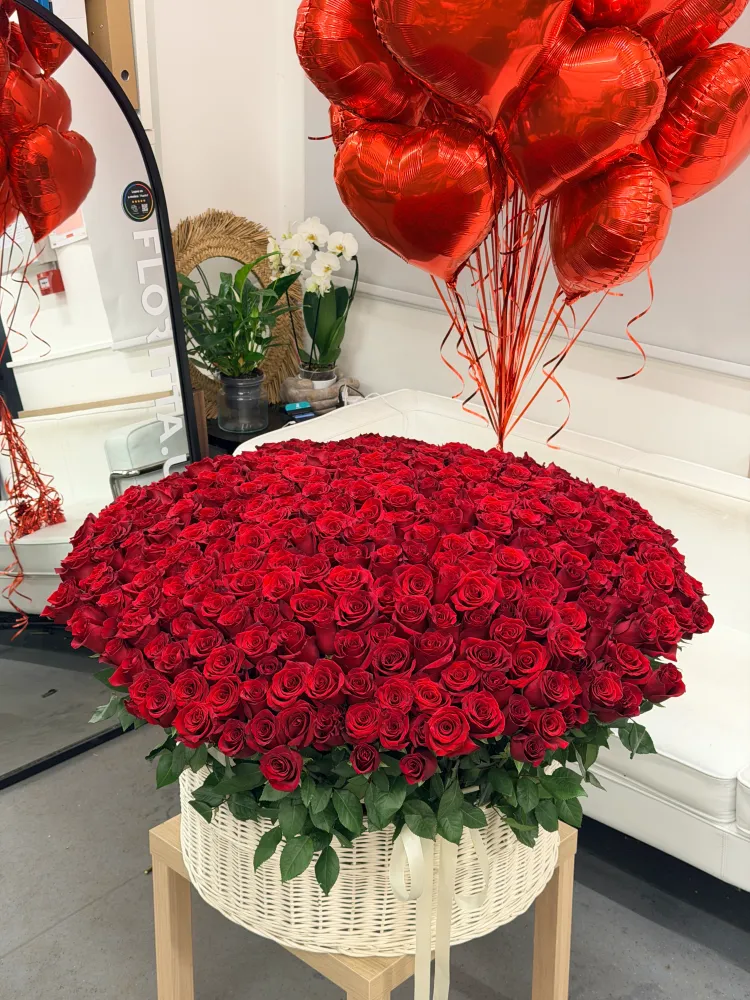 Luxurious arrangement of full red roses in cream wicker basket — Floritta