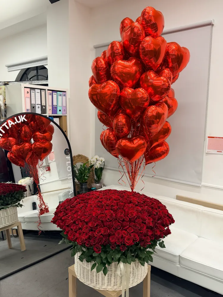 Four hundred love declaration (400 red roses & 65 red heart balloons)