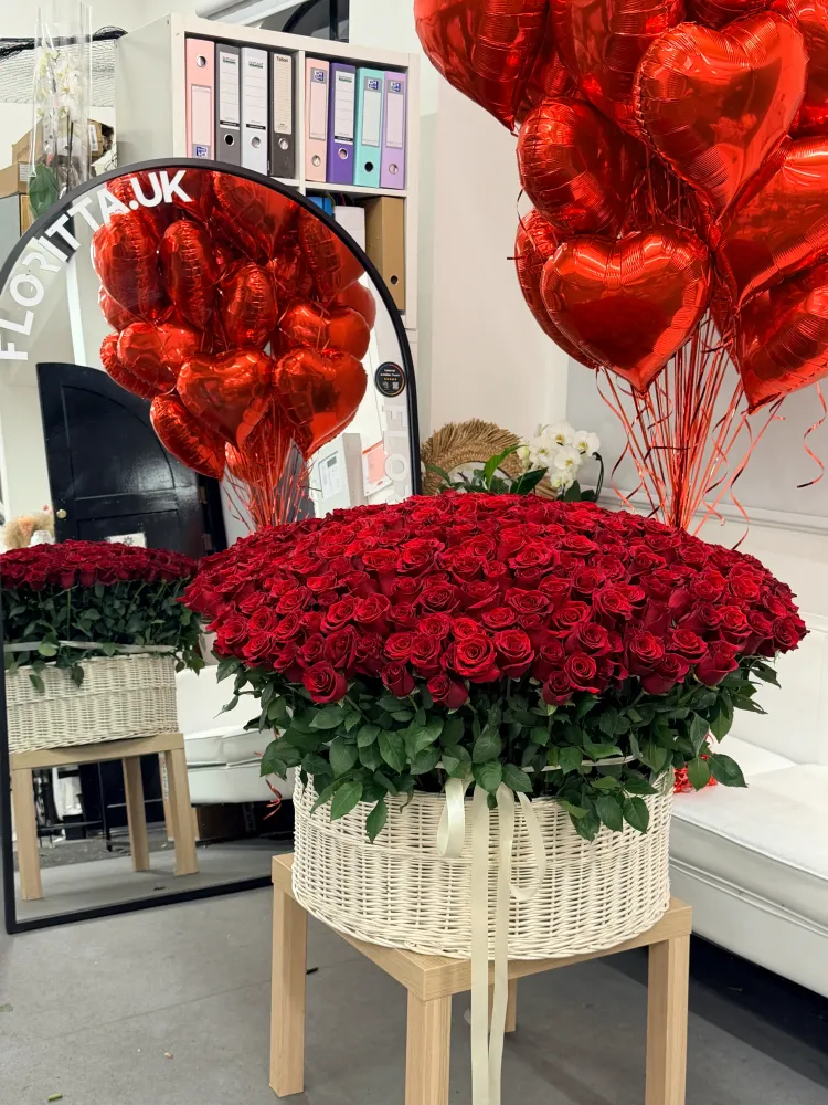 Opulent red rose dome with lush foliage in wicker basket — Floritta