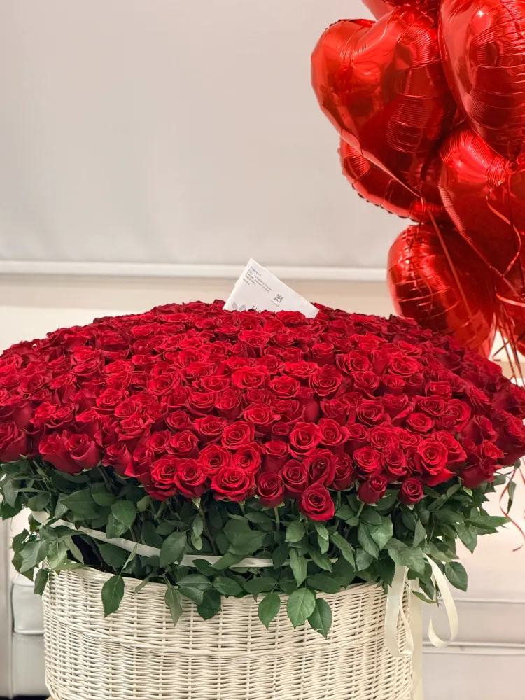 Premium red rose arrangement in cream wicker container with greenery — Floritta