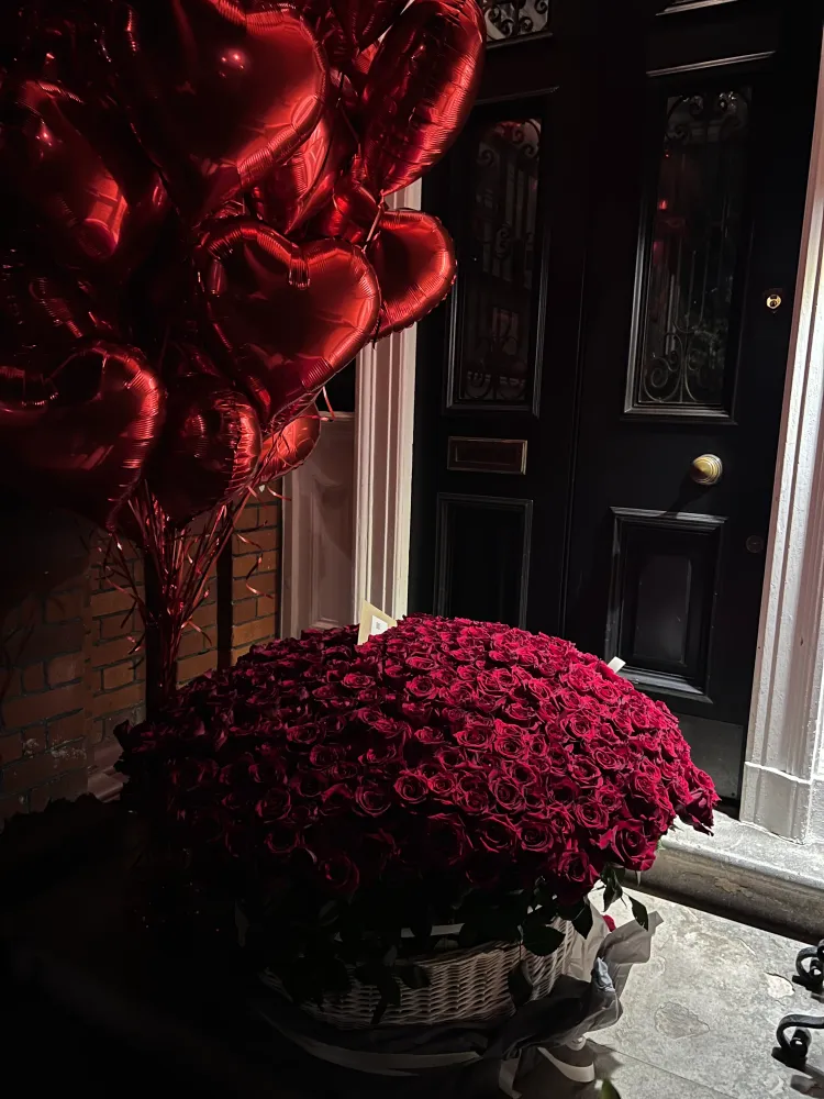 Four hundred love declaration (400 red roses & 65 red heart balloons)