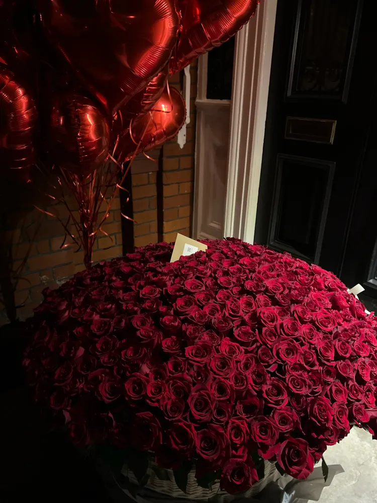 Four hundred love declaration (400 red roses & 65 red heart balloons)