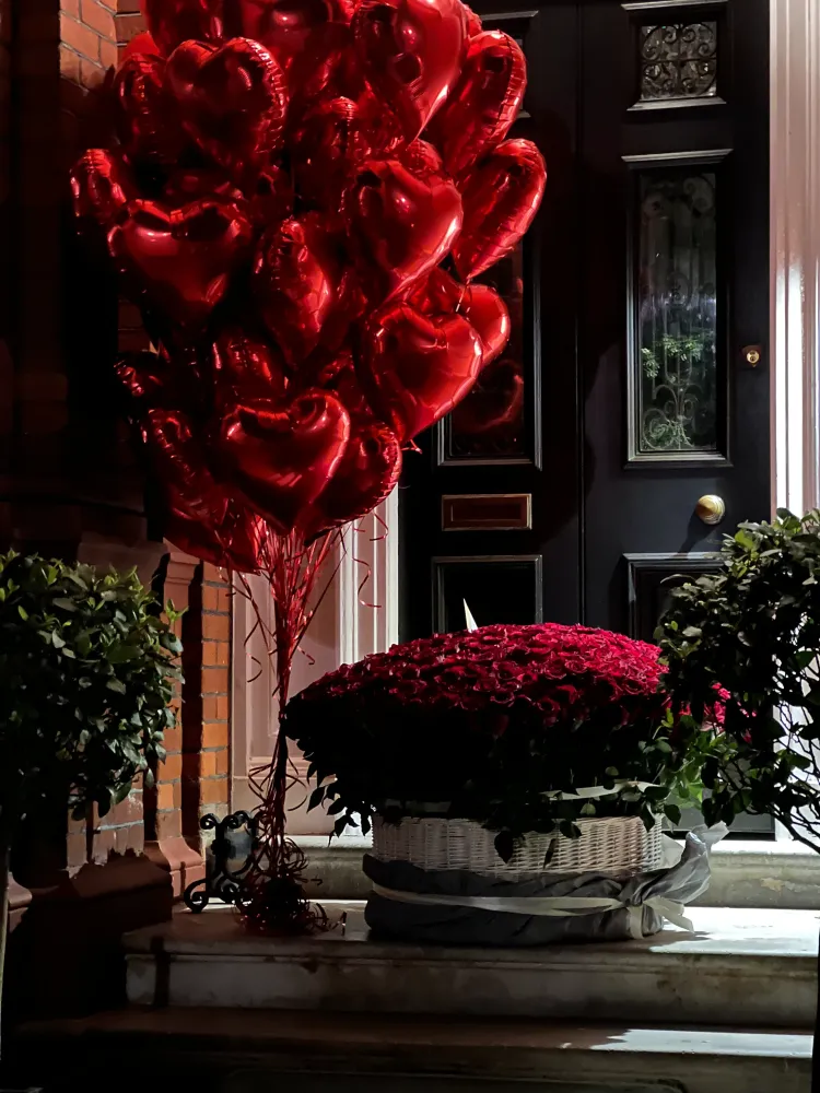 Four hundred love declaration (400 red roses & 65 red heart balloons)
