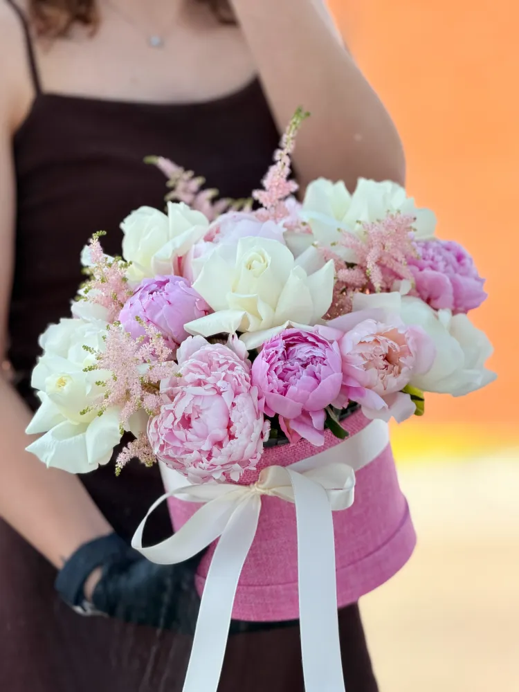 Full luxury bouquet of pink peonies, cream roses and astilbe in cerise hatbox — Floritta