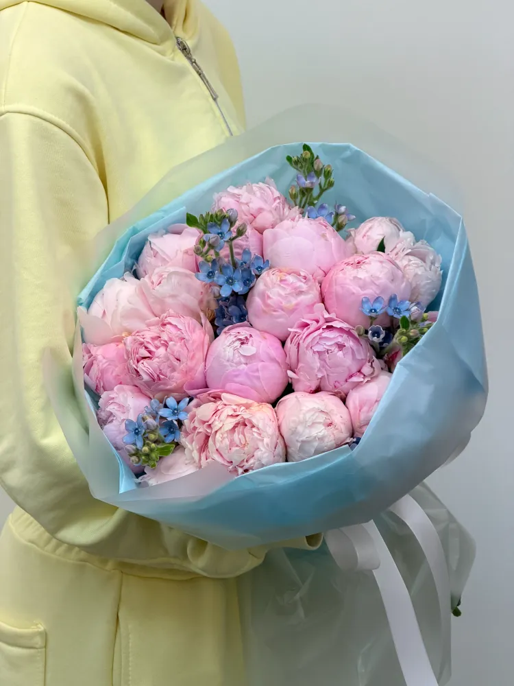 Lush pink peonies and blue delphinium wrapped bouquet — Floritta
