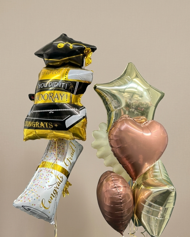 Celebration balloon bouquet with graduation cap, hearts and stars — Floritta