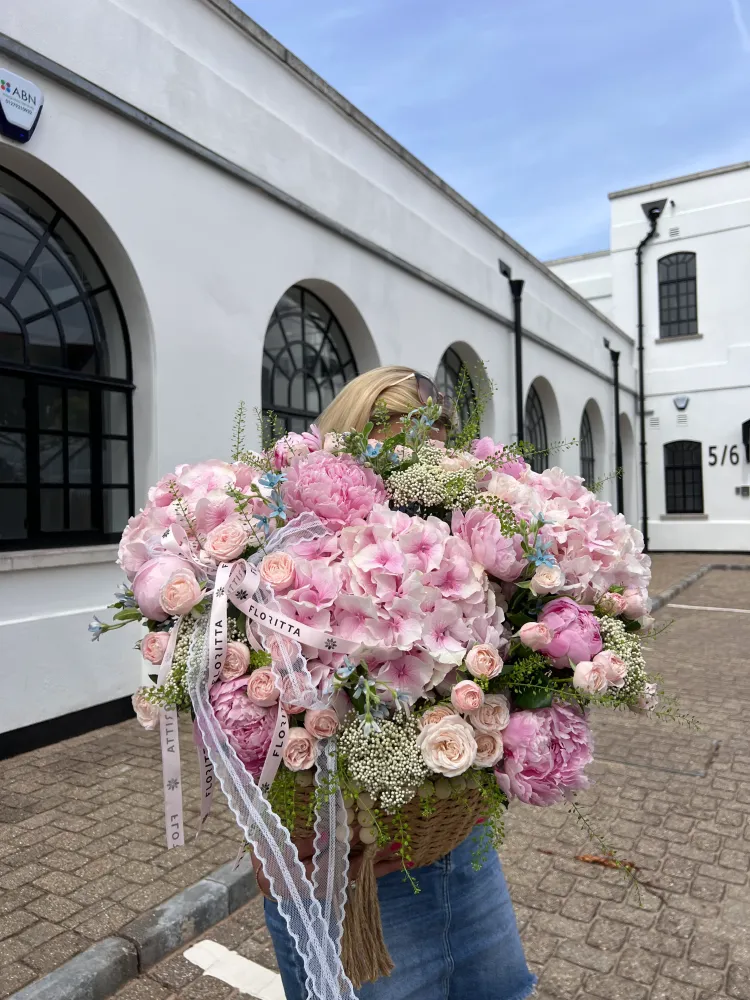 Luxe pink peonies, hydrangeas and garden roses basket — Floritta