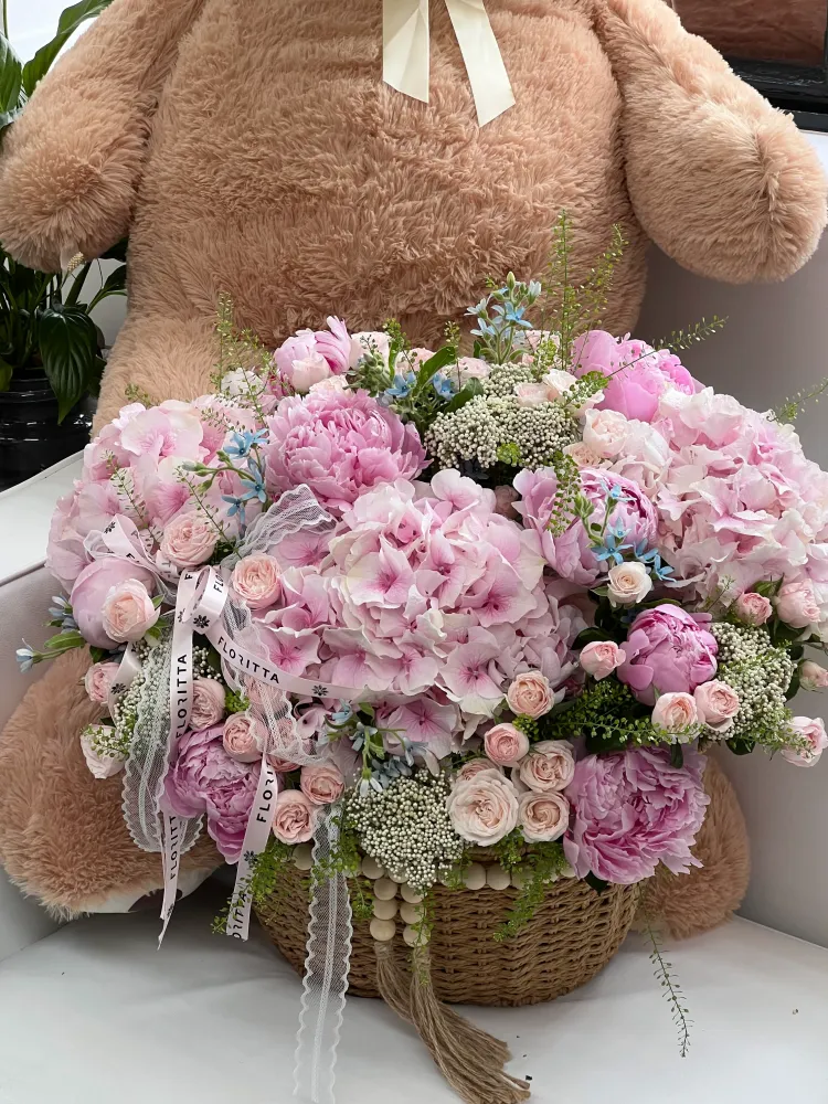 Romantic pink peony and hydrangea arrangement in woven basket — Floritta