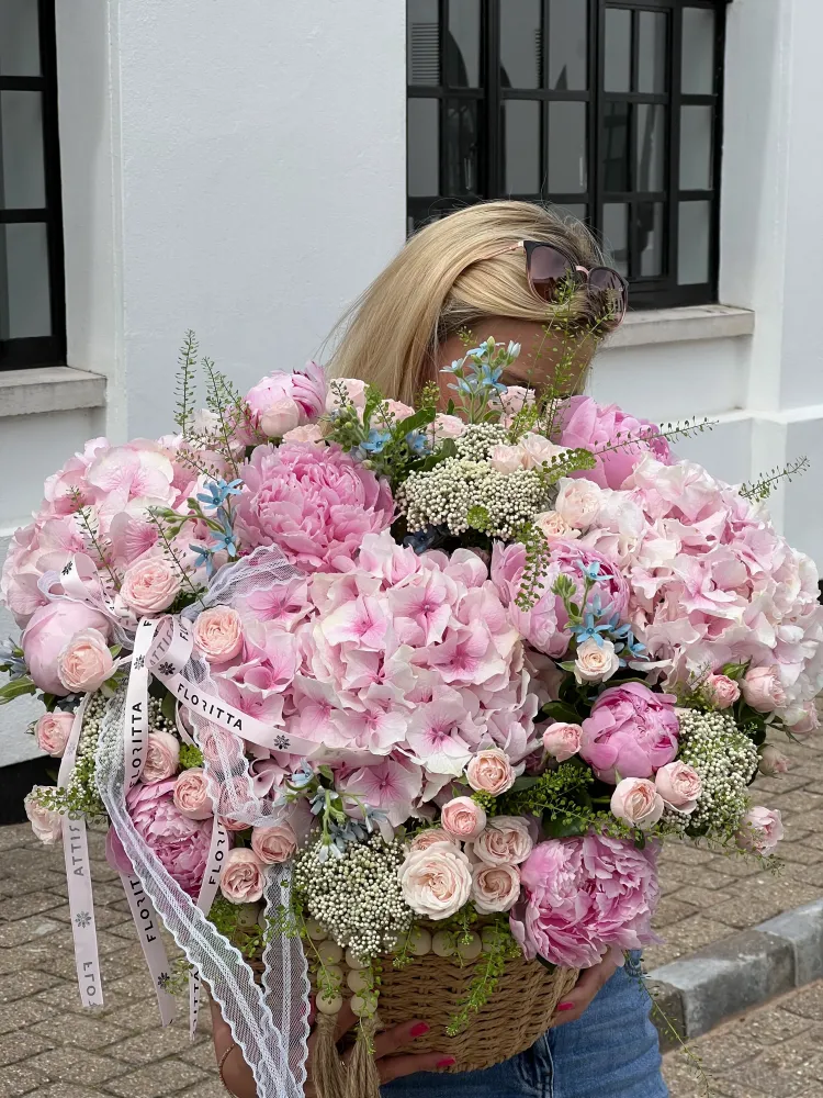 Full luxury pink peony hydrangea bouquet in natural woven basket — Floritta