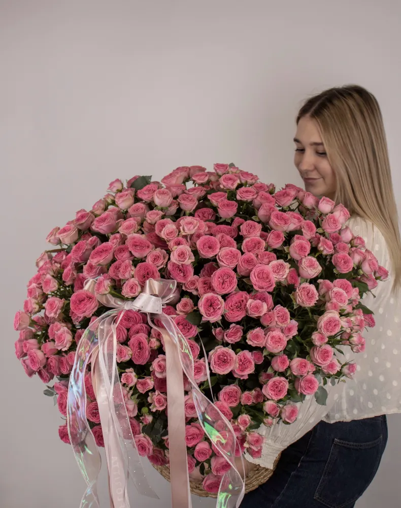 Luxurious pink spray rose dome in woven basket with ribbons — Floritta