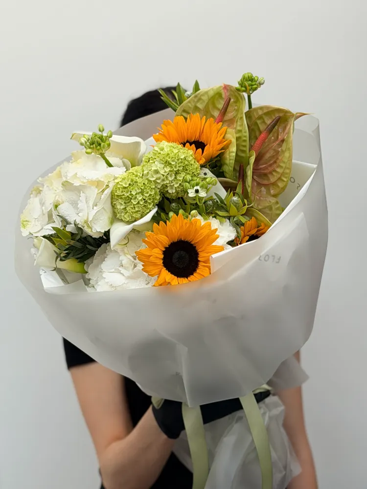 Gerbera and hydrangea bouquet with anthurium foliage in white wrap — Floritta