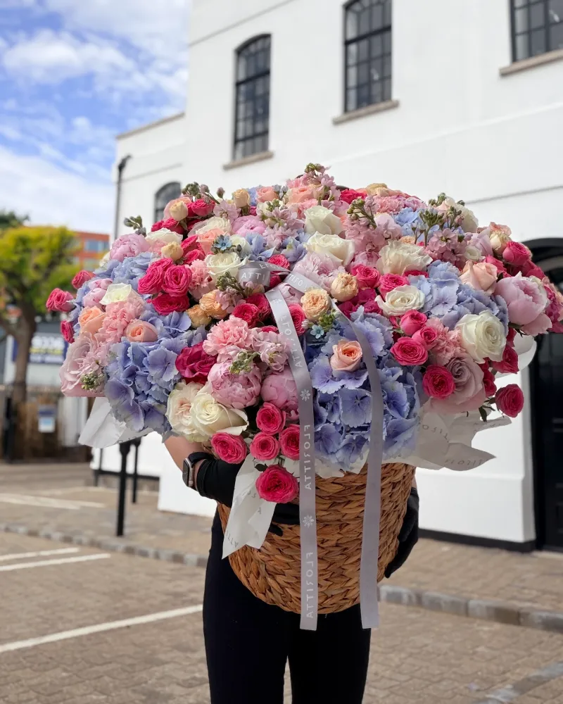 Luxury mixed bouquet of roses, hydrangeas and peonies in woven basket — Floritta