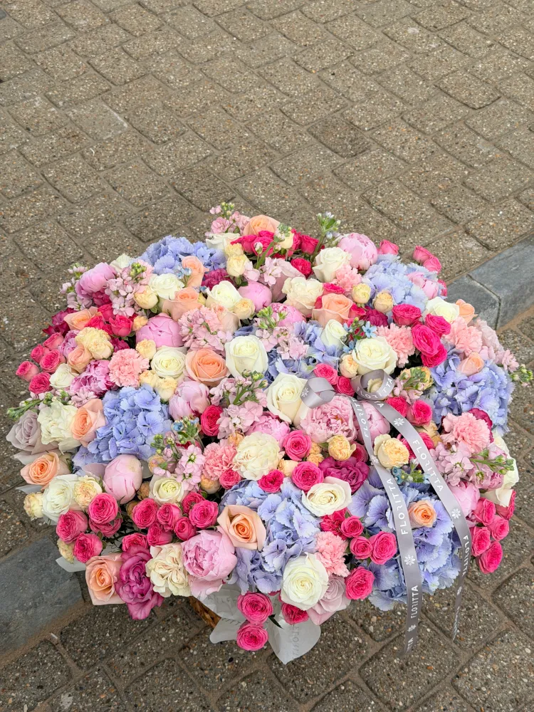 Full luxury arrangement of pink, magenta and blue roses with hydrangeas — Floritta