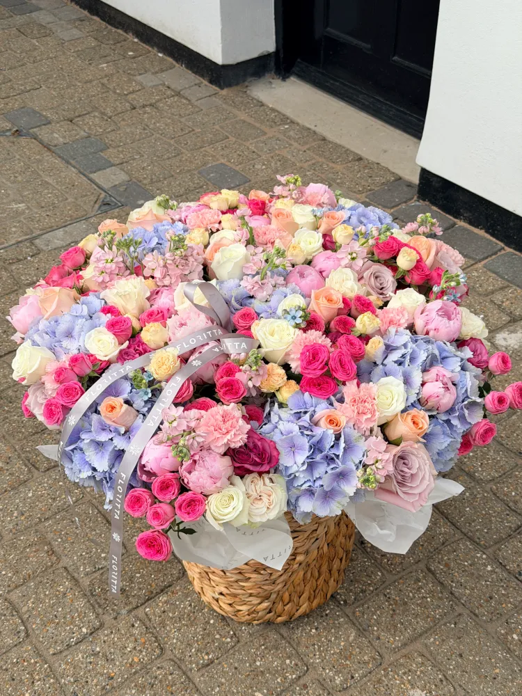 Oversized romantic bouquet with roses, peonies and blue hydrangeas in seagrass — Floritta