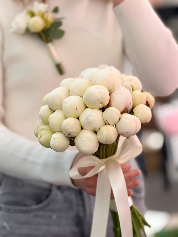 Ivory skimmia berry bouquet with eucalyptus and blush ribbon — Floritta