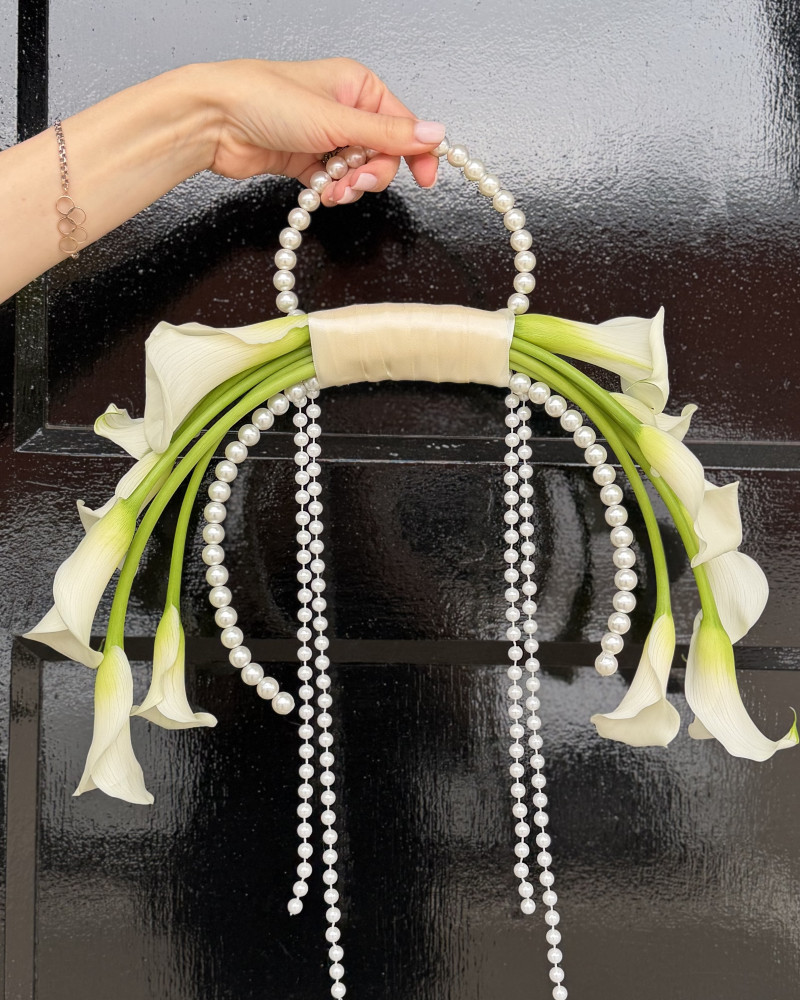 Elegant white calla lilies with pearl beads and lime ruscus — Floritta