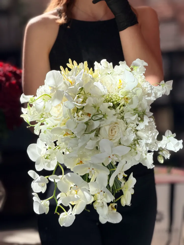 Elegant white orchid and rose trailing wedding flowers — Floritta