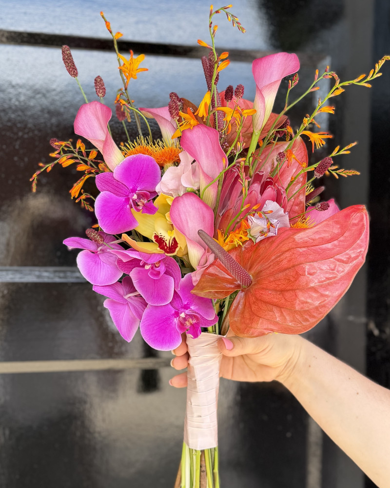 Vibrant magenta orchid and calla lily bouquet with anthurium — Floritta