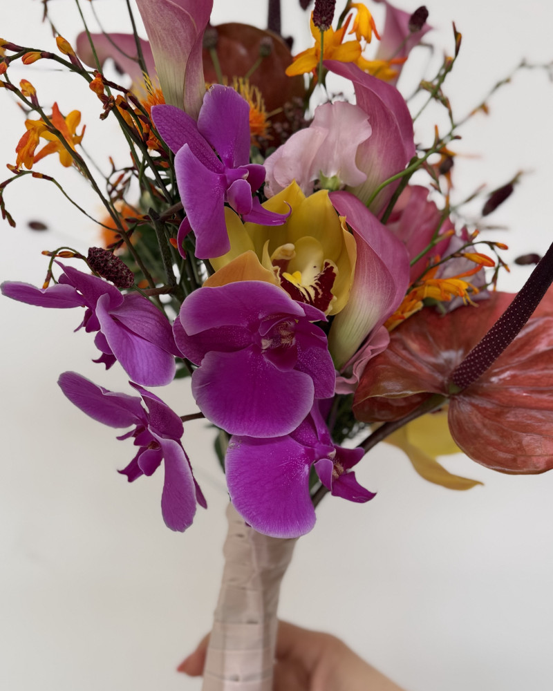 Purple orchids and yellow cymbidiums with decorative calla lilies — Floritta