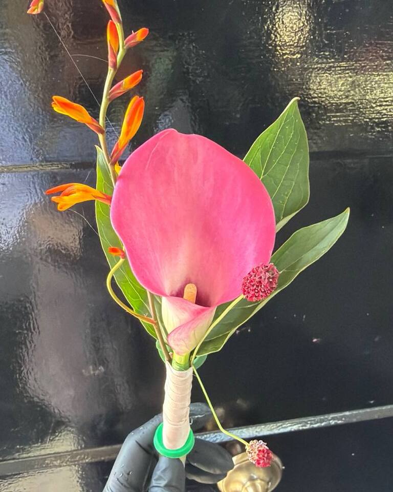 Tropical sunset bride (with matching boutonnière)