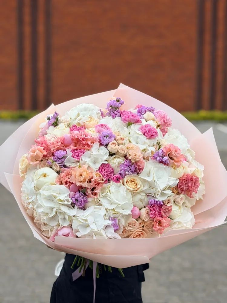 Cotswold morning (white hydrangea, spray roses & lisianthus)