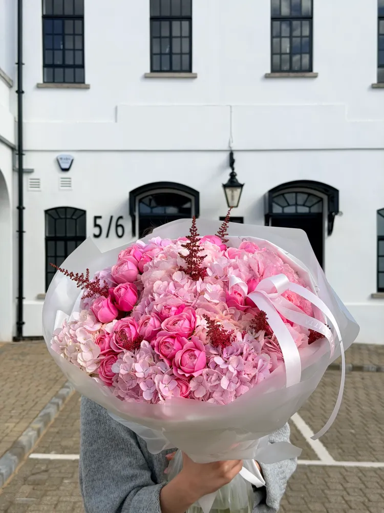 Rosehip lane (hydrangea & pink garden roses)