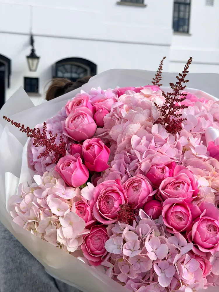 Rosehip lane (hydrangea & pink garden roses)