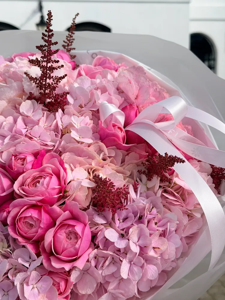 Rosehip lane (hydrangea & pink garden roses)