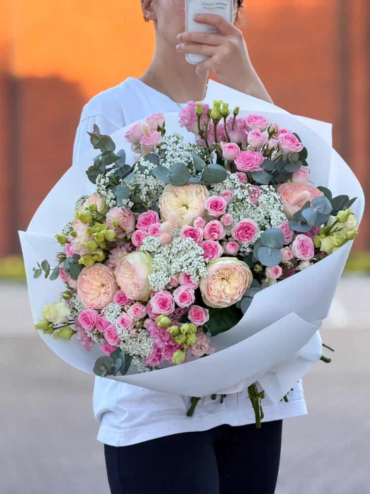 Hampton court (peony roses, spray roses & lisianthus)