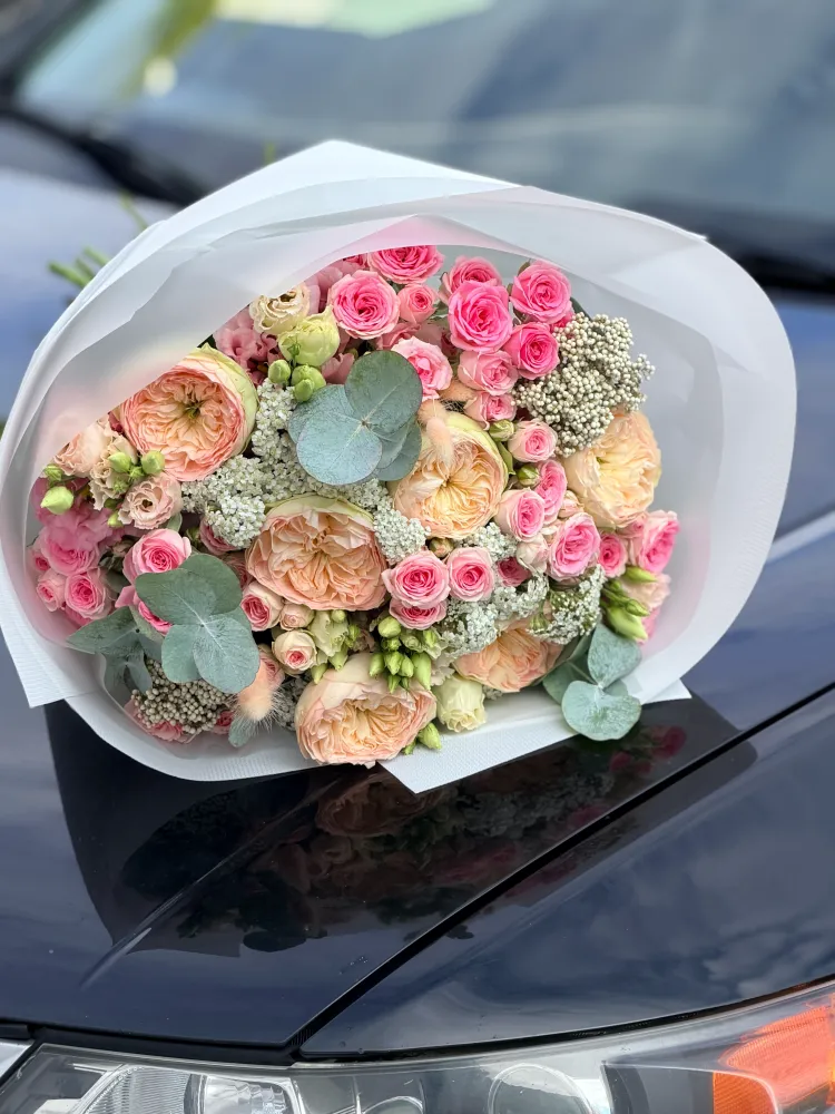 Hampton court (peony roses, spray roses & lisianthus)