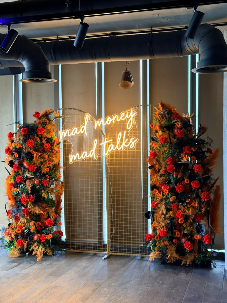 "Sunset Boulevard" (the metal grid arch and neon lettering are not part of the order)