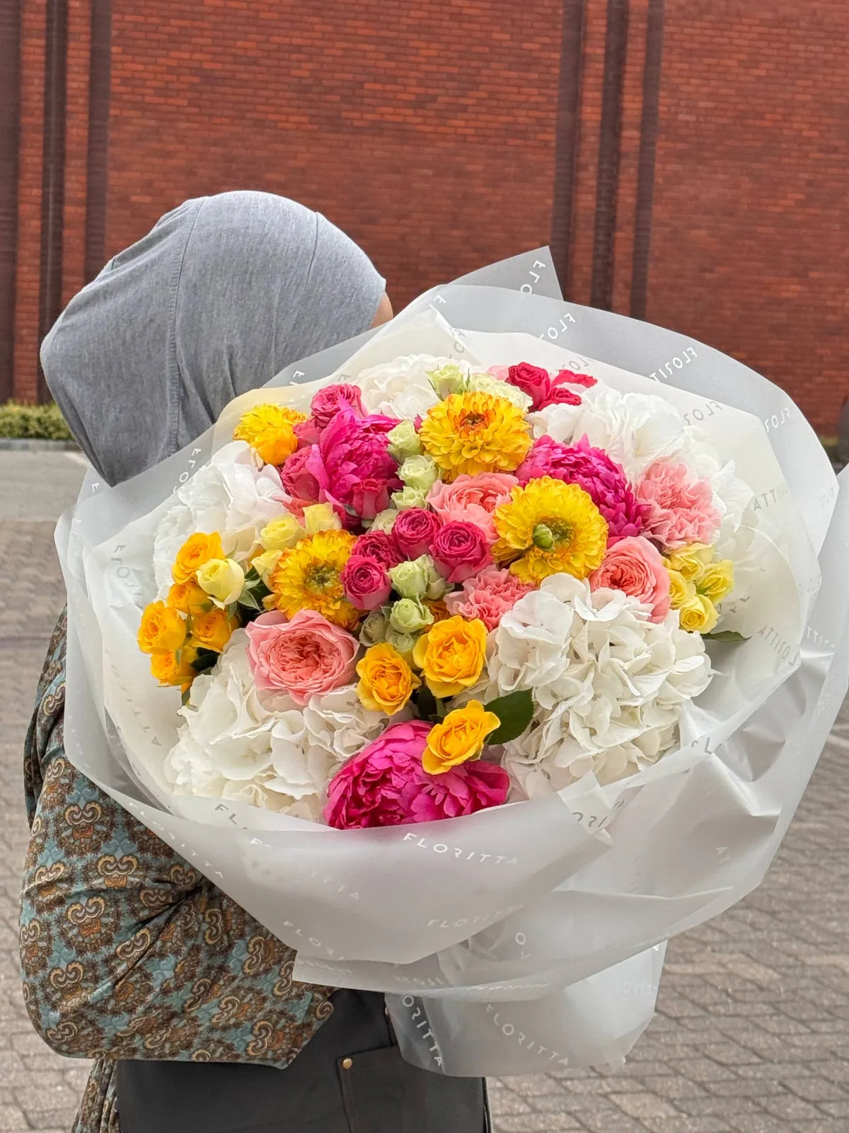 Vivid summer bouquet (peonies, garden roses, hydrangeas, strawflowers)