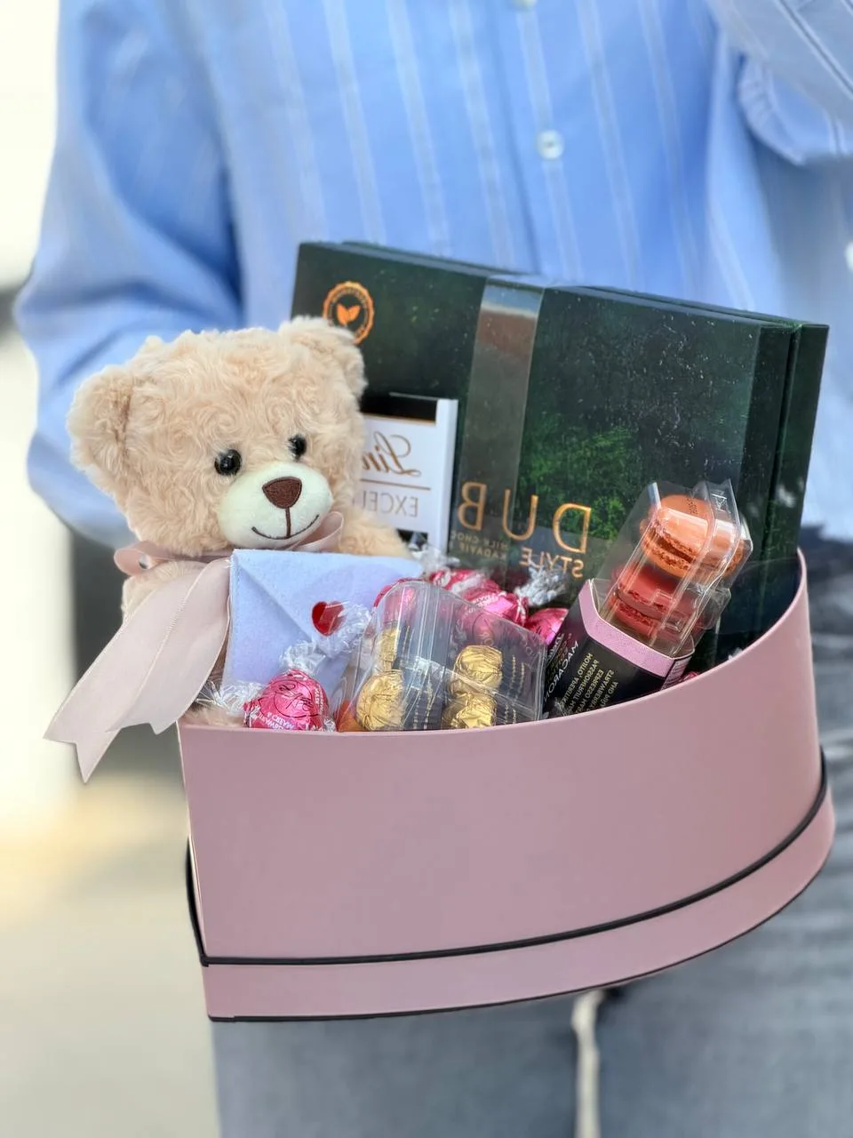 Sweet teddy gift box (teddy bear, Lindt chocolates, macarons)