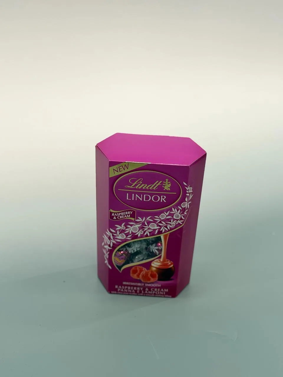 Lindt Lindor raspberry & cream chocolates (200g box) (can only be ordered together with a bouquet)