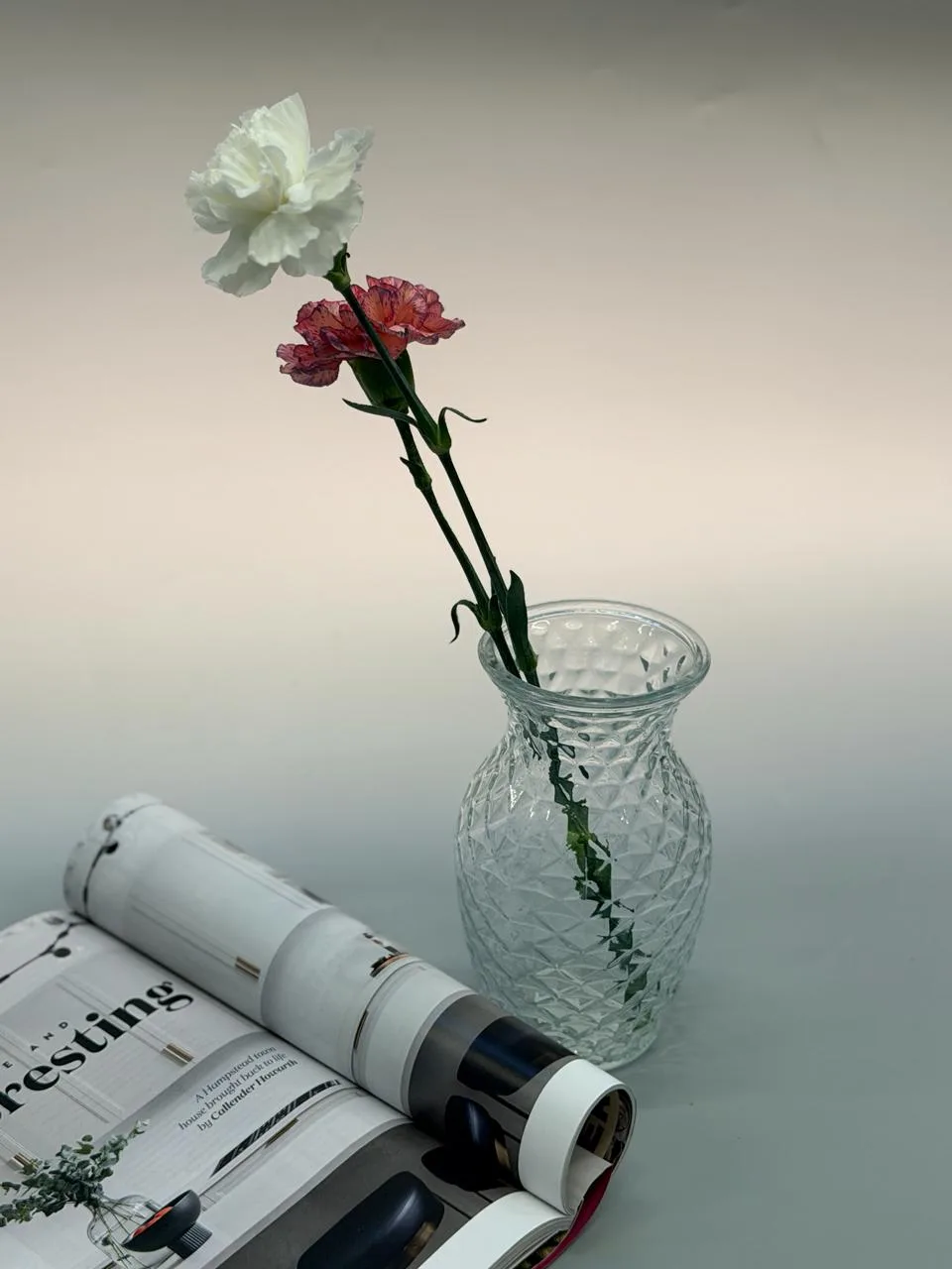 Textured diamond-cut glass vase 18cm