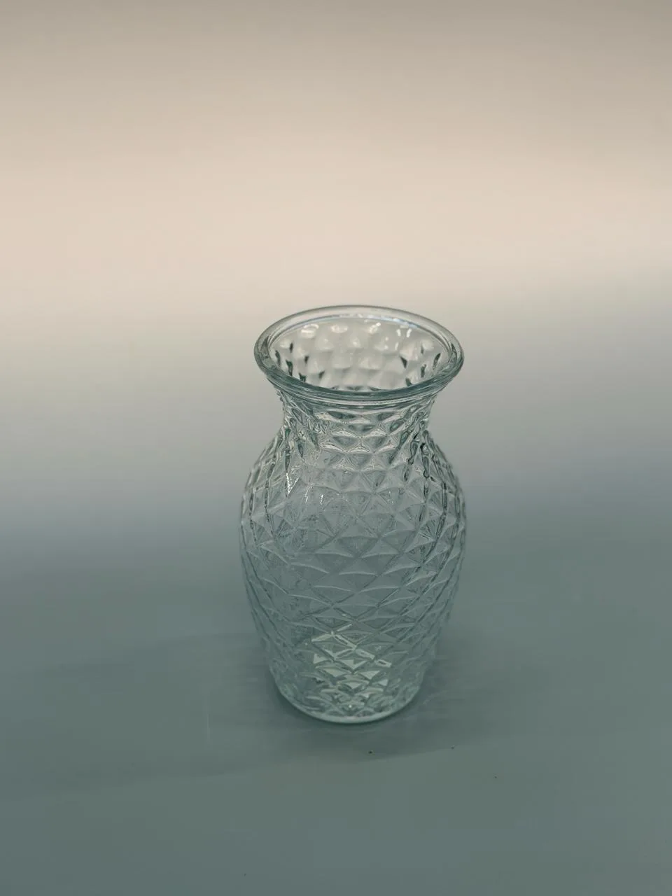 Textured diamond-cut glass vase 18cm