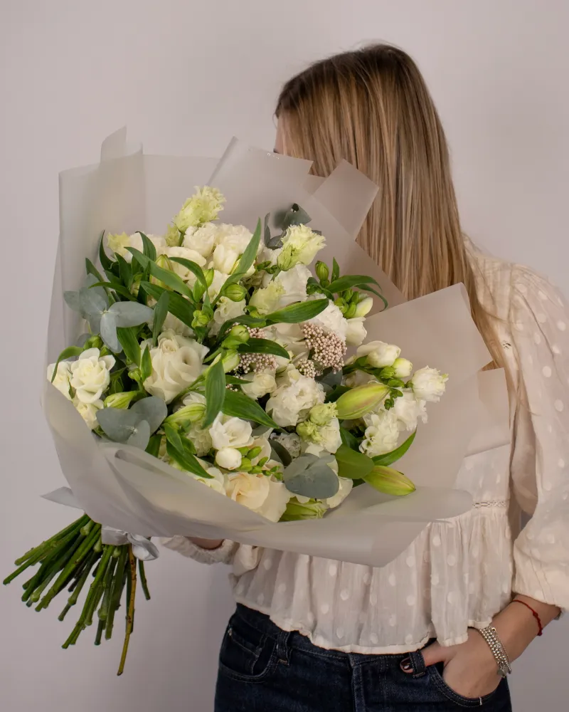 Luxurious cream roses and carnations bouquet with eucalyptus — Floritta