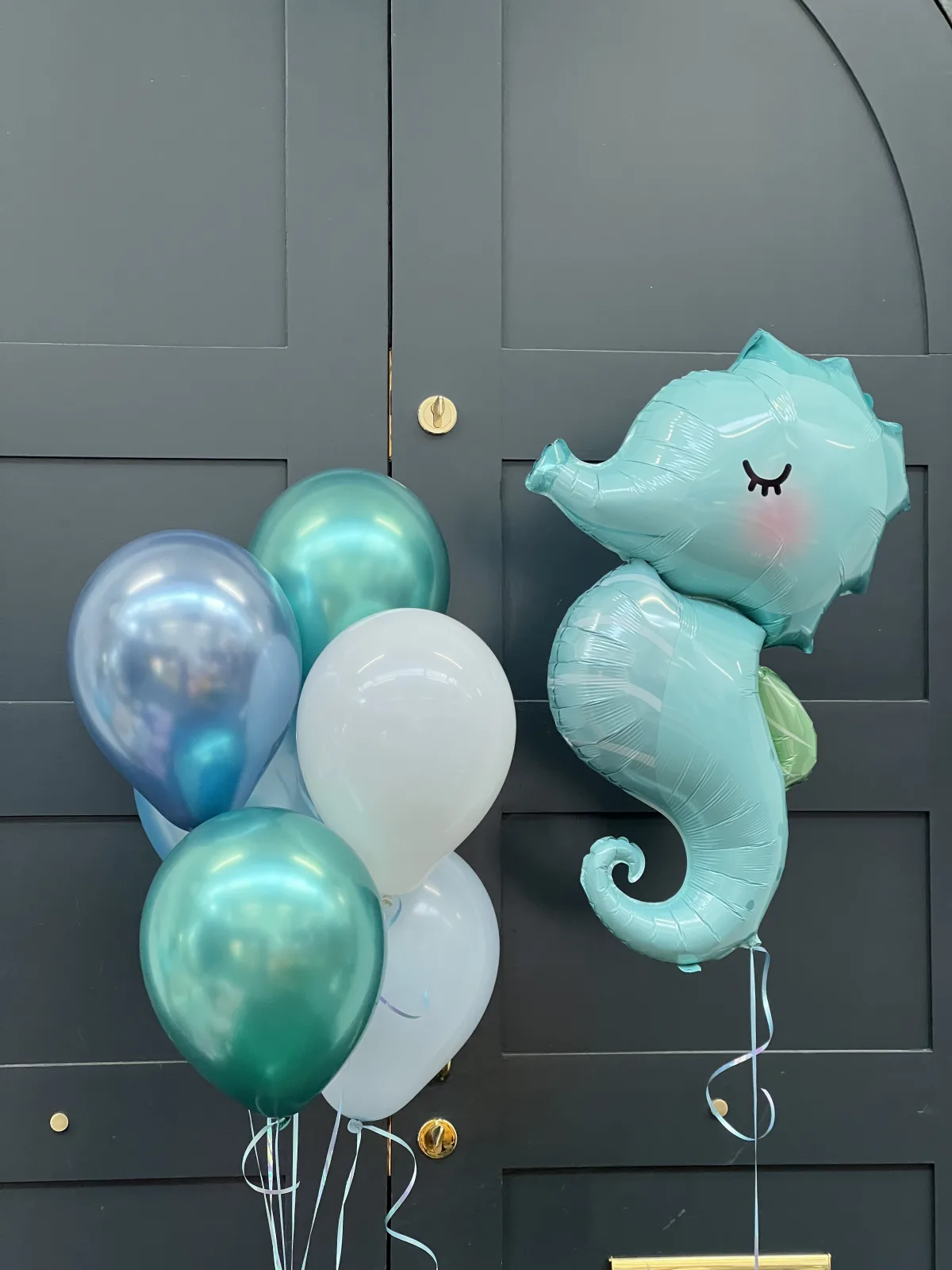 Seahorse balloon bouquet (foil seahorse, chrome & white latex)