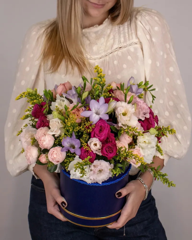 Lush arrangement of pink peonies, magenta roses, white garden roses and purple lisianthus — Floritta
