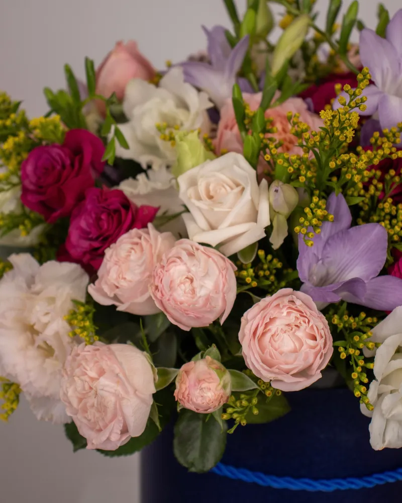 Close-up of garden roses, peonies, lisianthus and yellow solidago in romantic composition — Floritta