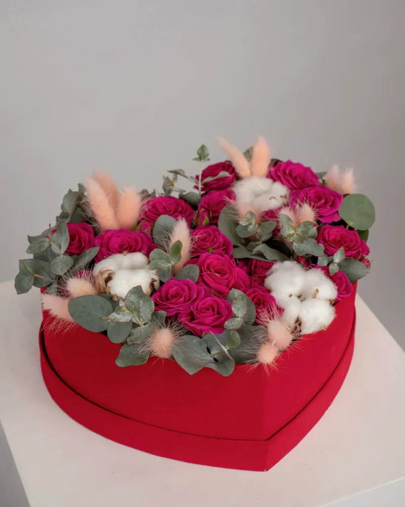 Luxe arrangement of pink roses, white cotton and feathered grasses in red velvet heart — Floritta