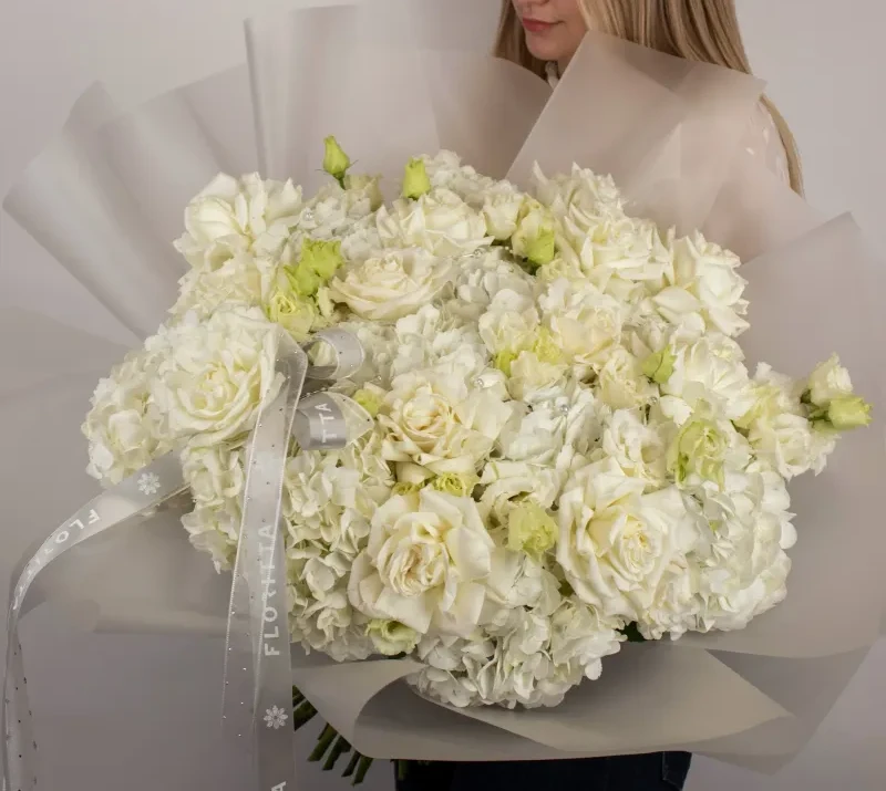 Lush cream roses and hydrangeas with pale green lisianthus — Floritta