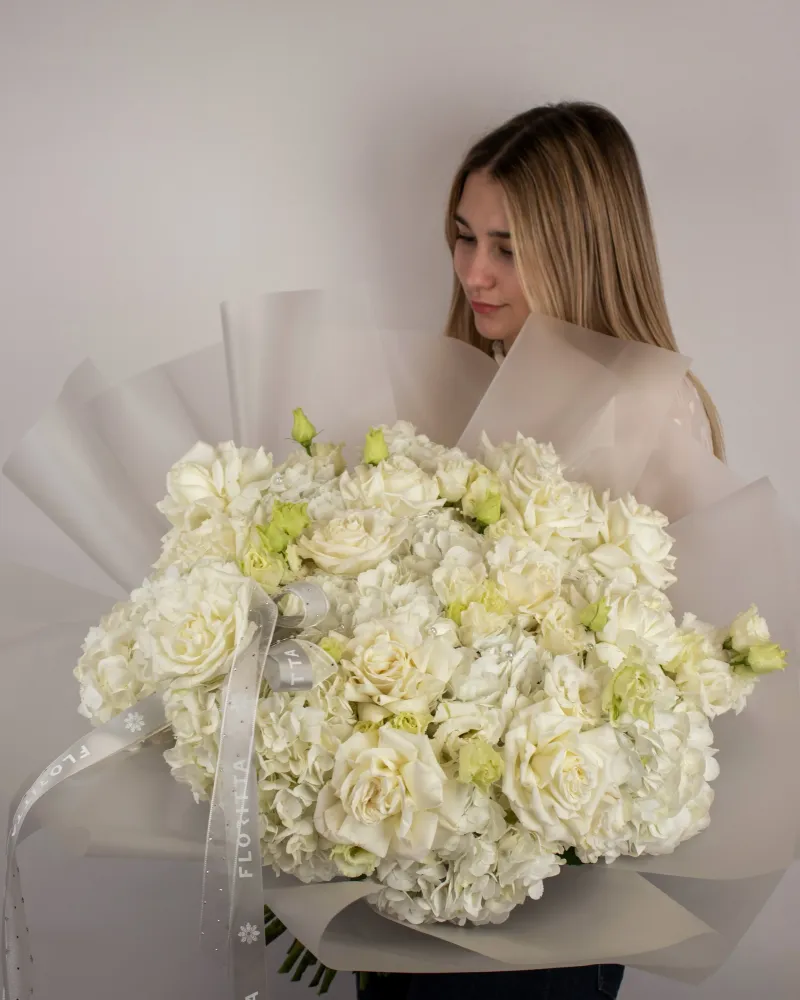 Lush cream roses and hydrangeas with pale green lisianthus — Floritta
