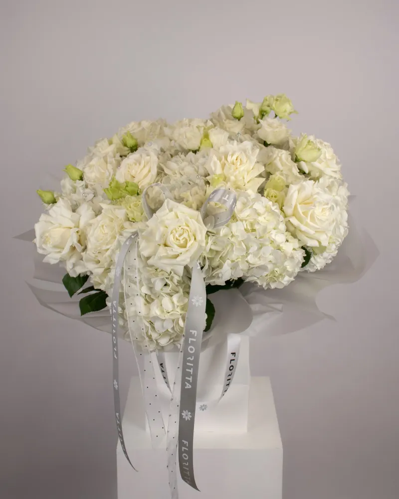 Luxury bouquet of white roses, hydrangeas and green buds in ceramic vase — Floritta