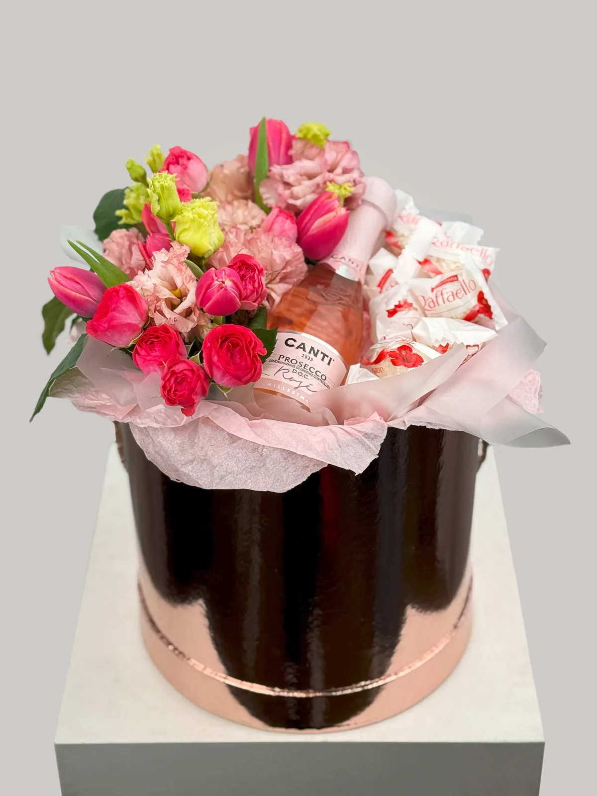 Rosé toast hat box (roses, tulips, prosecco & Raffaello)